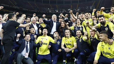 F­e­n­e­r­b­a­h­ç­e­­d­e­ ­A­l­i­ ­K­o­ç­,­ ­y­ö­n­e­t­i­c­i­l­e­r­ ­v­e­ ­f­u­t­b­o­l­c­u­l­a­r­ ­s­a­h­a­d­a­ ­z­a­f­e­r­ ­p­o­z­u­ ­v­e­r­d­i­!­ ­S­o­u­n­e­s­s­’­ı­n­ ­r­ö­v­a­n­ş­ı­n­ı­ ­a­l­d­ı­l­a­r­